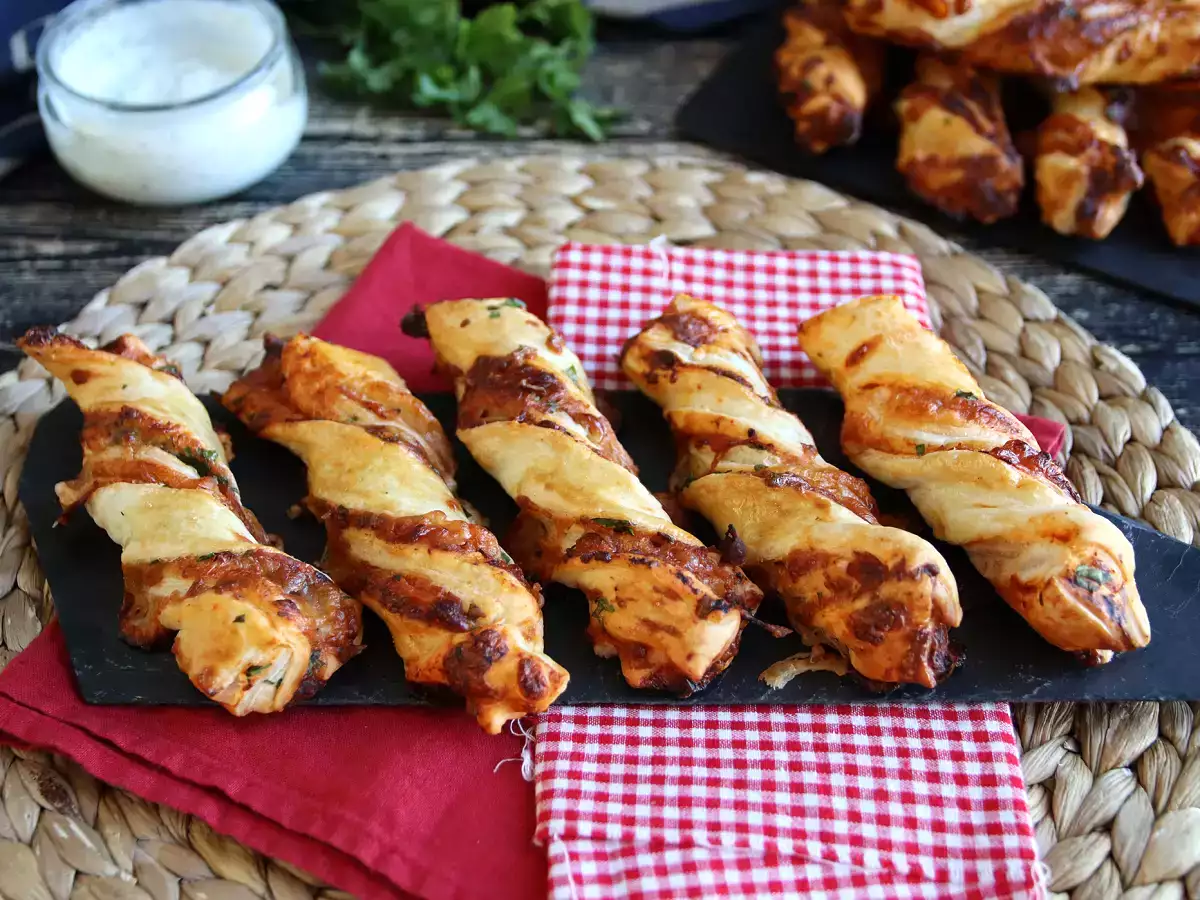 Maxi milföy hamuru kıvrımları (domates, jambon, mozzarella, maydanoz) - fotoğraf 3