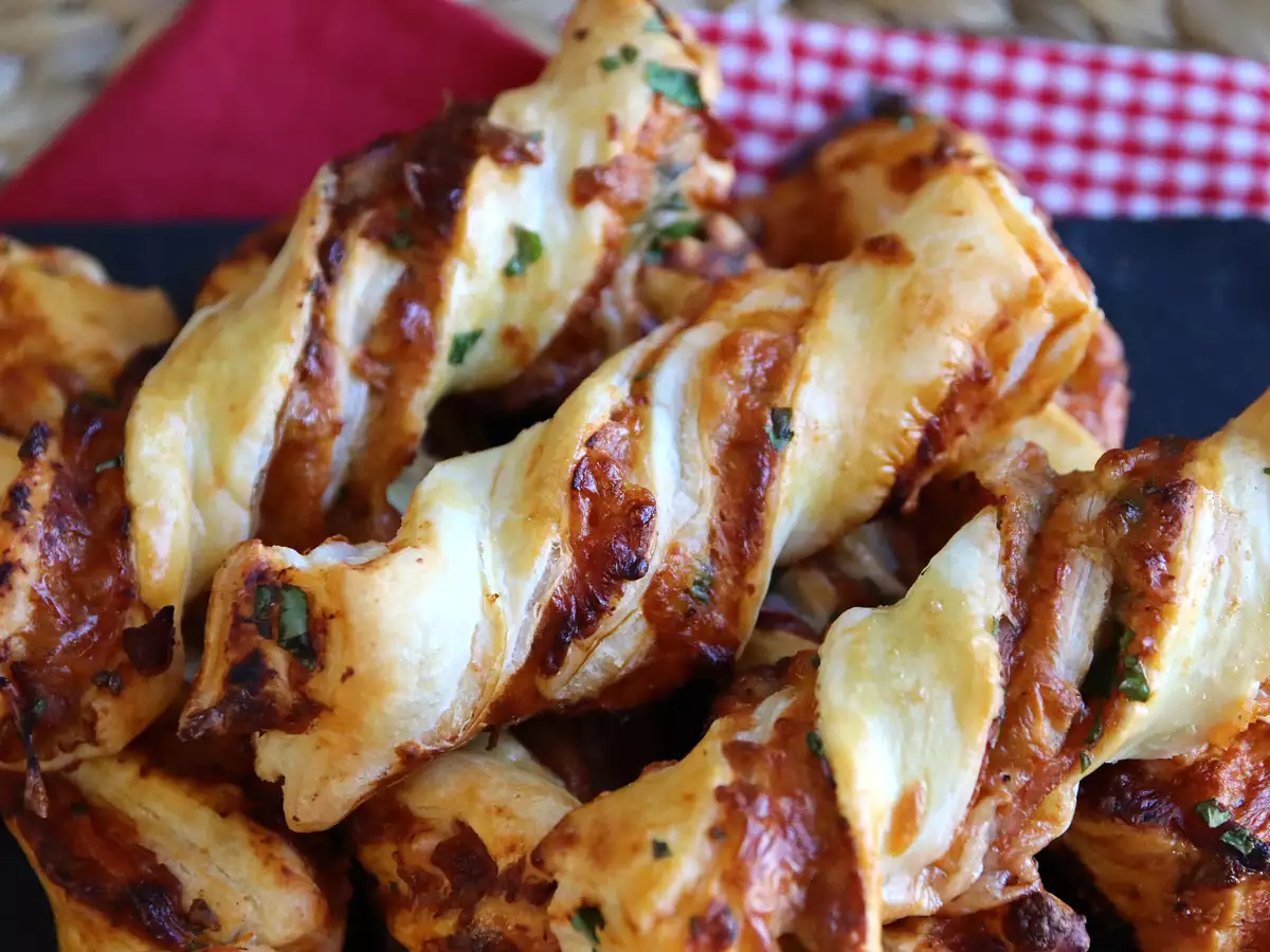 Maxi milföy hamuru kıvrımları (domates, jambon, mozzarella, maydanoz) - fotoğraf 4