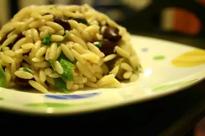 Meksika fasulyeli arpa şehriye salatası