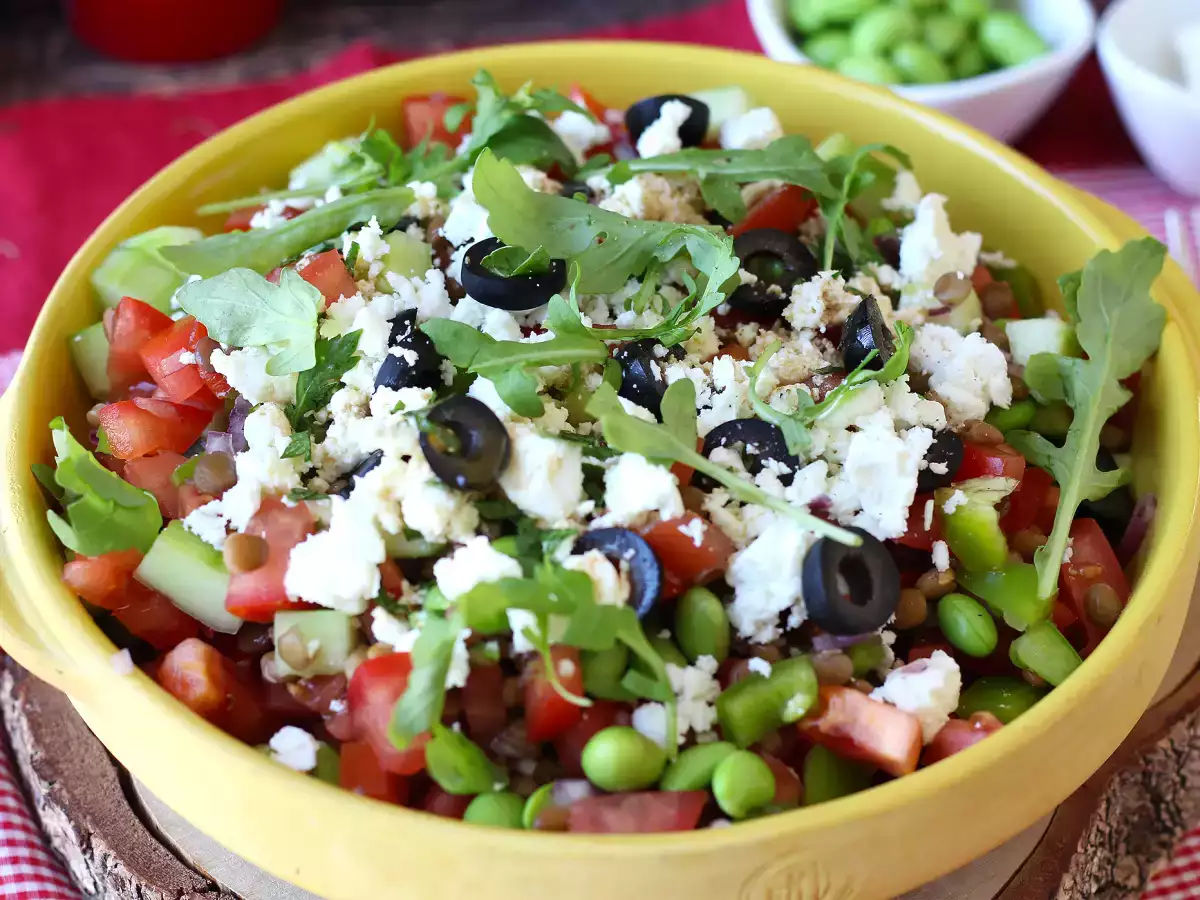 Mercimek, feta peyniri ve edamame salatası, çıtır sebzelerle - fotoğraf 2