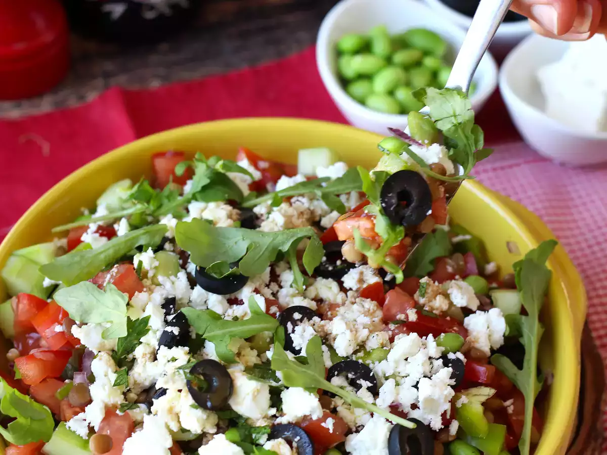 Mercimek, feta peyniri ve edamame salatası, çıtır sebzelerle - fotoğraf 3