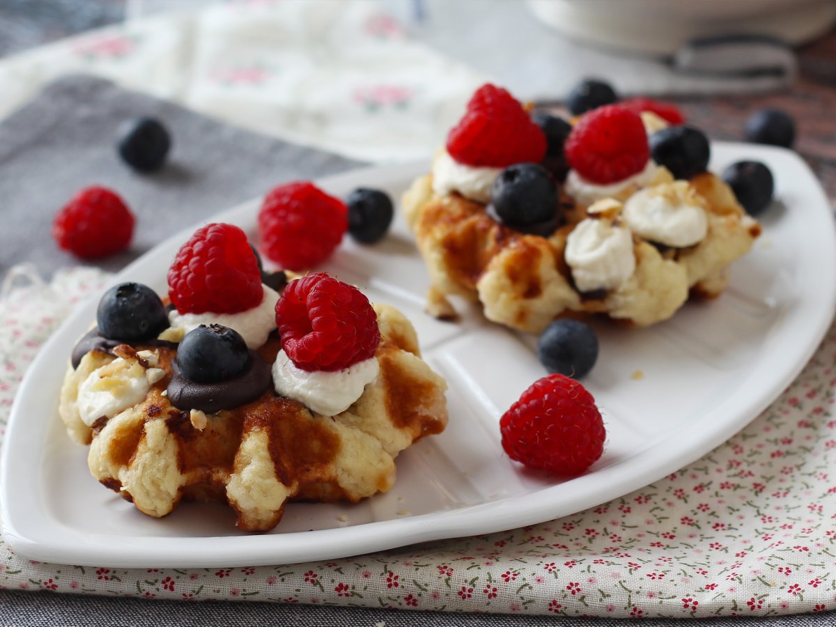 Meyveli, çikolatalı ve krem şantili waffle