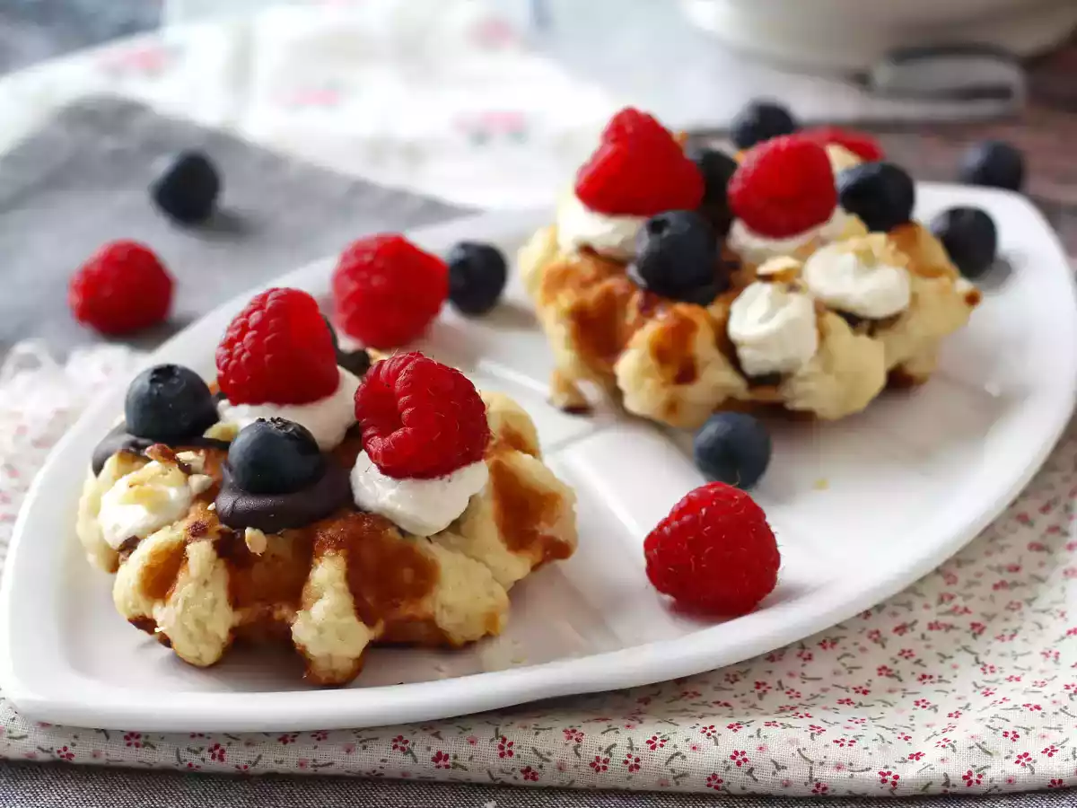 Meyveli, çikolatalı ve krem şantili waffle
