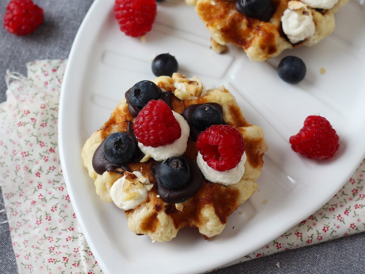 Meyveli, çikolatalı ve krem şantili waffle - fotoğraf 2