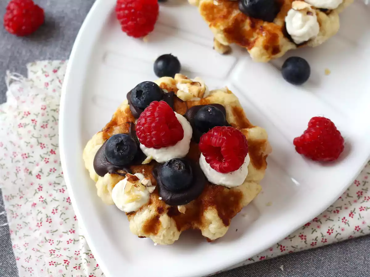 Meyveli, çikolatalı ve krem şantili waffle - fotoğraf 2