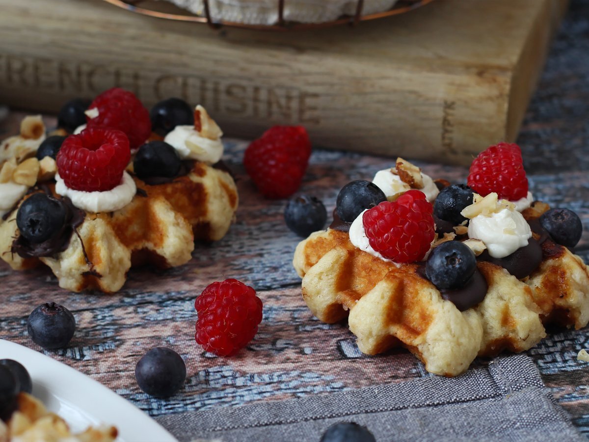 Meyveli, çikolatalı ve krem şantili waffle - fotoğraf 3