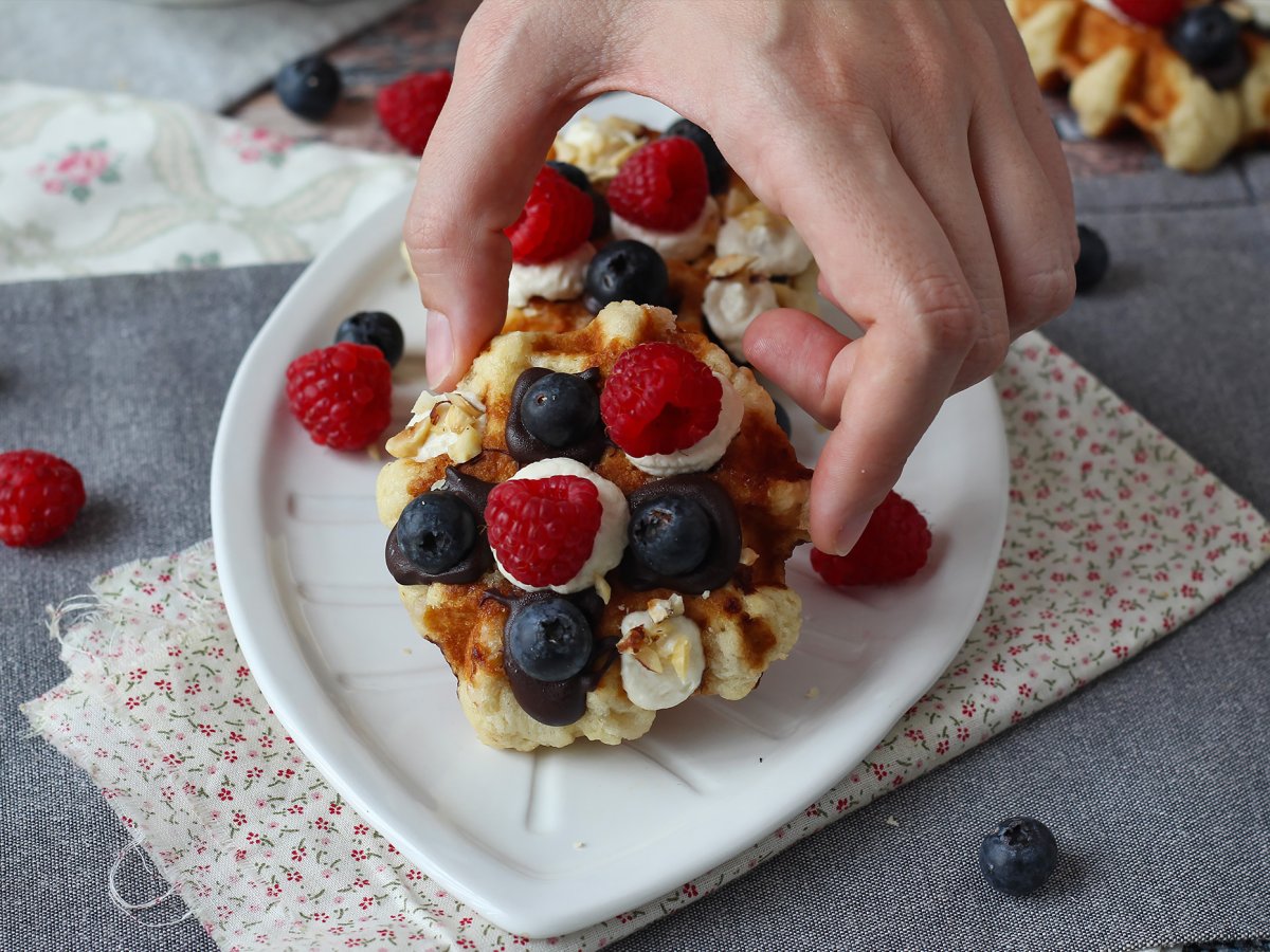Meyveli, çikolatalı ve krem şantili waffle - fotoğraf 4