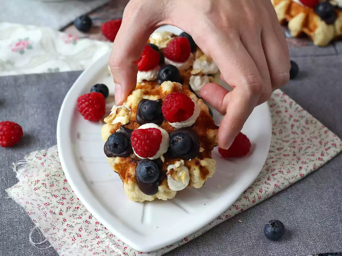 Meyveli, çikolatalı ve krem şantili waffle - fotoğraf 4