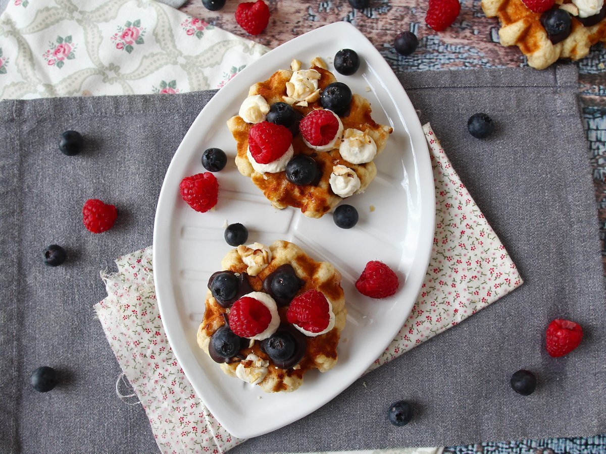 Meyveli, çikolatalı ve krem şantili waffle - fotoğraf 5
