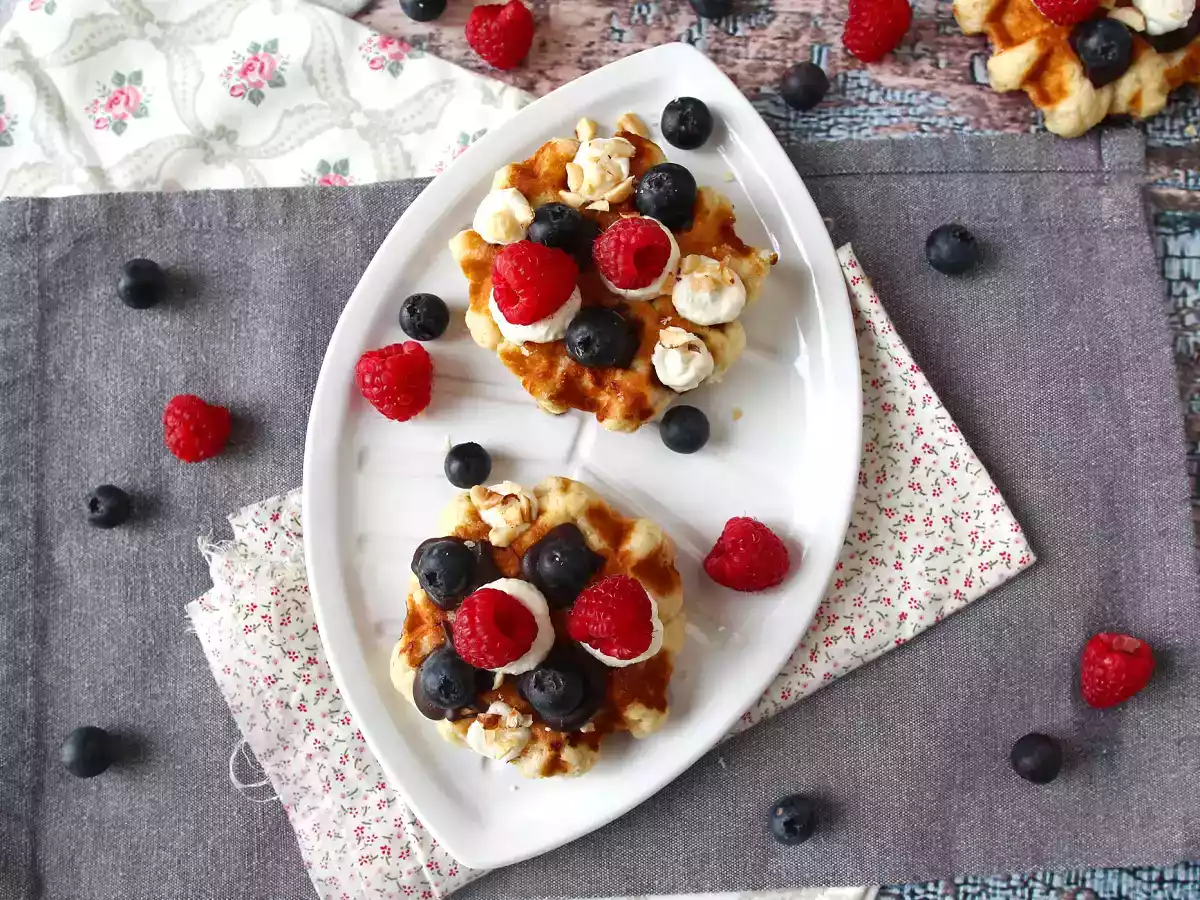 Meyveli, çikolatalı ve krem şantili waffle - fotoğraf 5