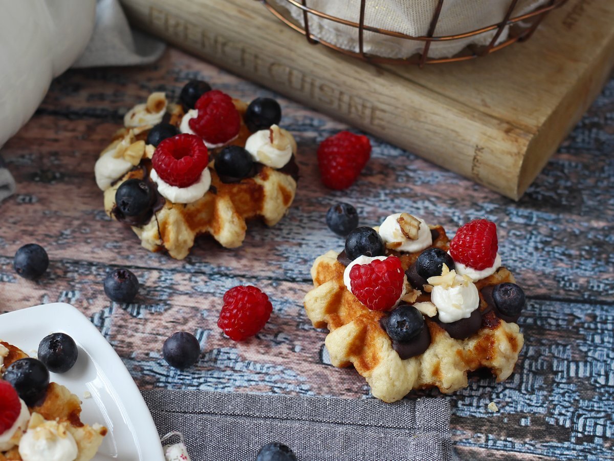 Meyveli, çikolatalı ve krem şantili waffle - fotoğraf 6