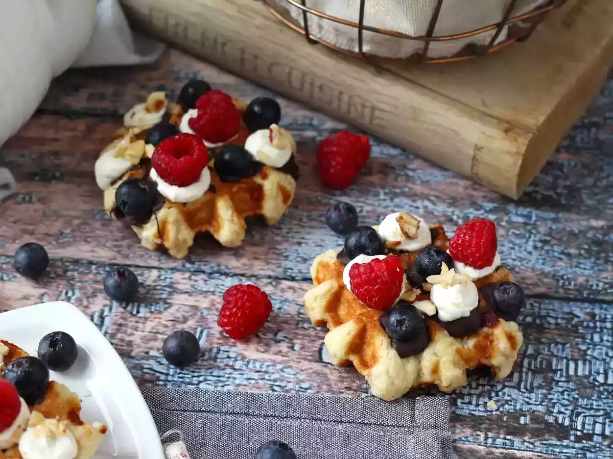 Meyveli, çikolatalı ve krem şantili waffle - fotoğraf 6