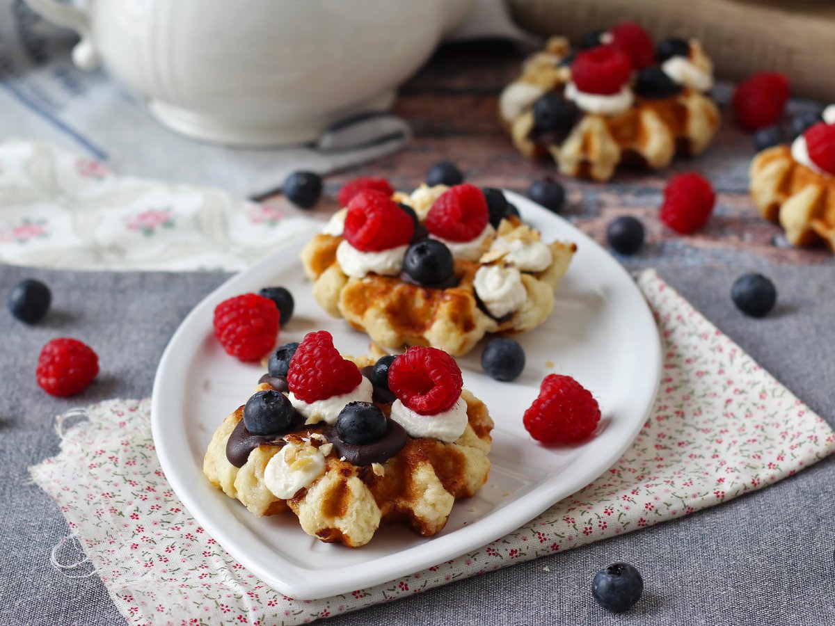 Meyveli, çikolatalı ve krem şantili waffle - fotoğraf 7