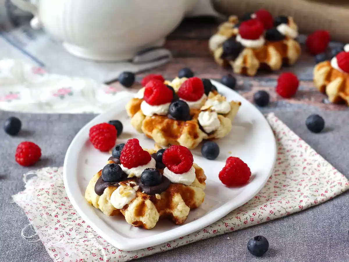 Meyveli, çikolatalı ve krem şantili waffle - fotoğraf 7