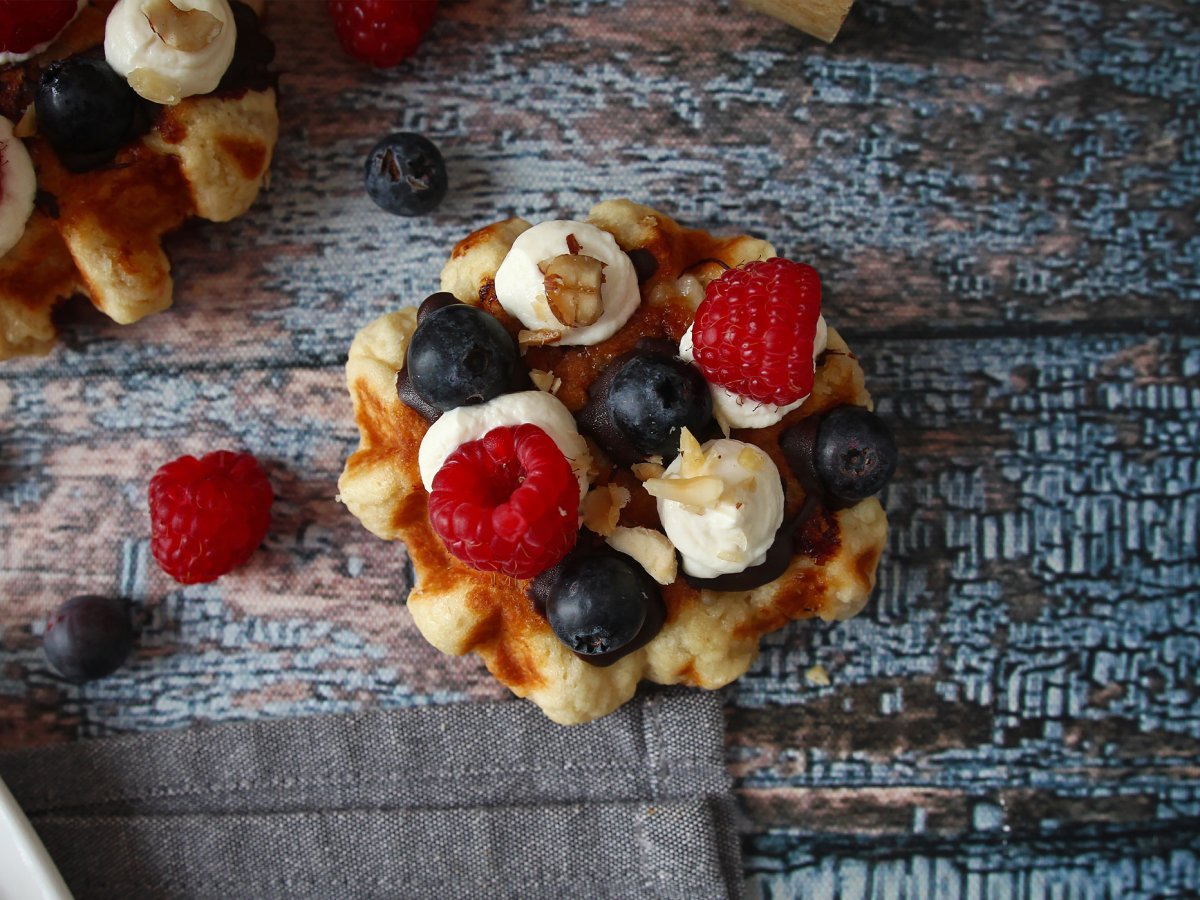 Meyveli, çikolatalı ve krem şantili waffle - fotoğraf 8