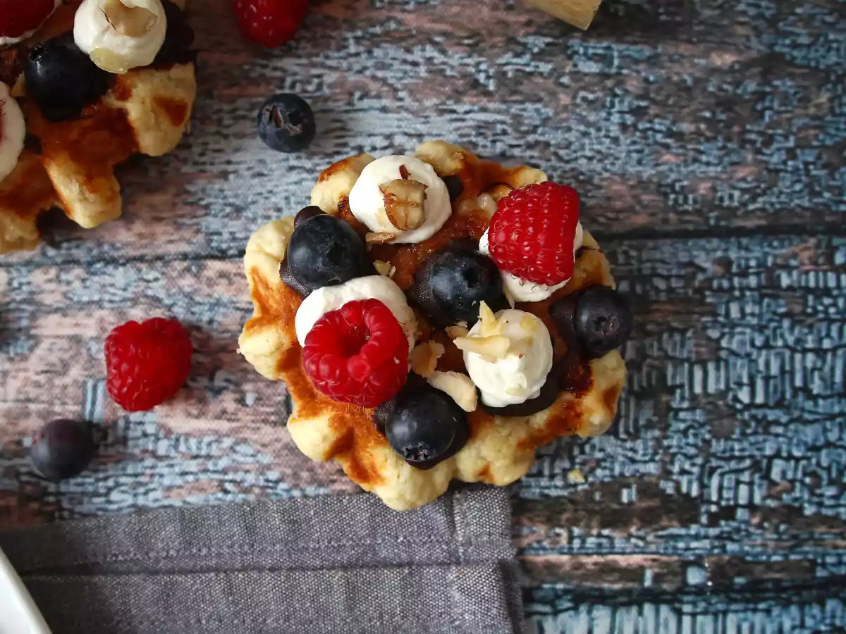 Meyveli, çikolatalı ve krem şantili waffle - fotoğraf 8