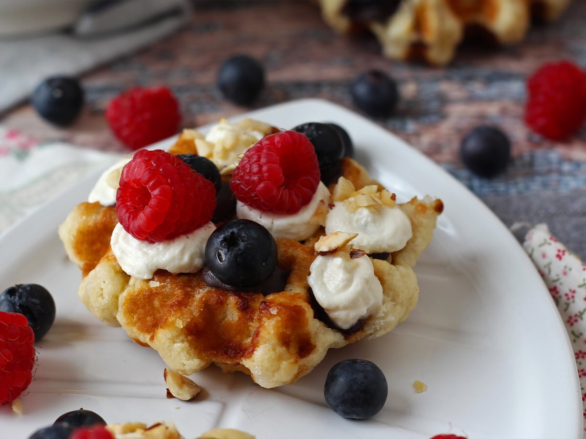 Meyveli, çikolatalı ve krem şantili waffle - fotoğraf 9
