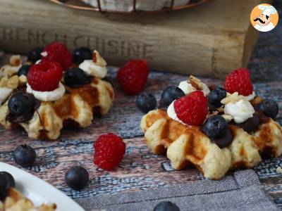 Meyveli, çikolatalı ve krem şantili waffle - fotoğraf 3