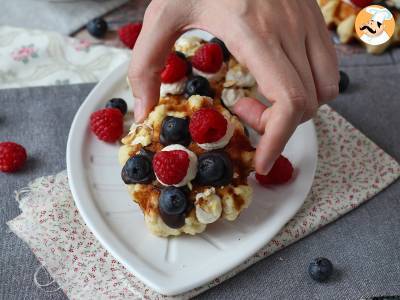 Meyveli, çikolatalı ve krem şantili waffle - fotoğraf 4