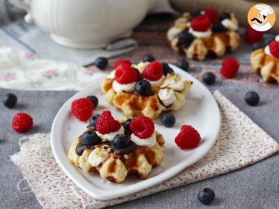 Meyveli, çikolatalı ve krem şantili waffle - fotoğraf 7