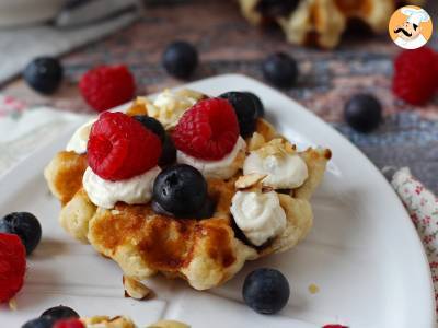 Meyveli, çikolatalı ve krem şantili waffle - fotoğraf 9