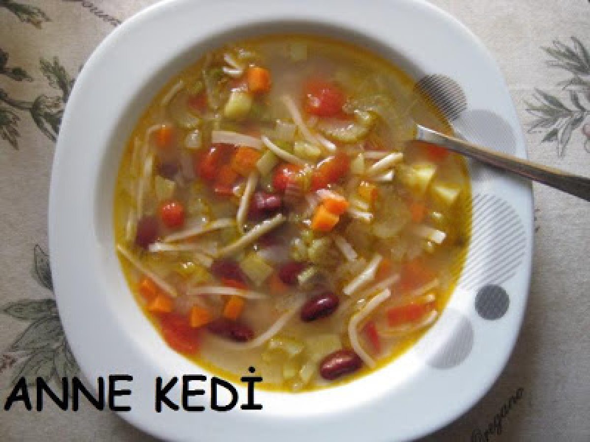 Minestrone Çorbası / Sebzeli İtalyan Çorbası