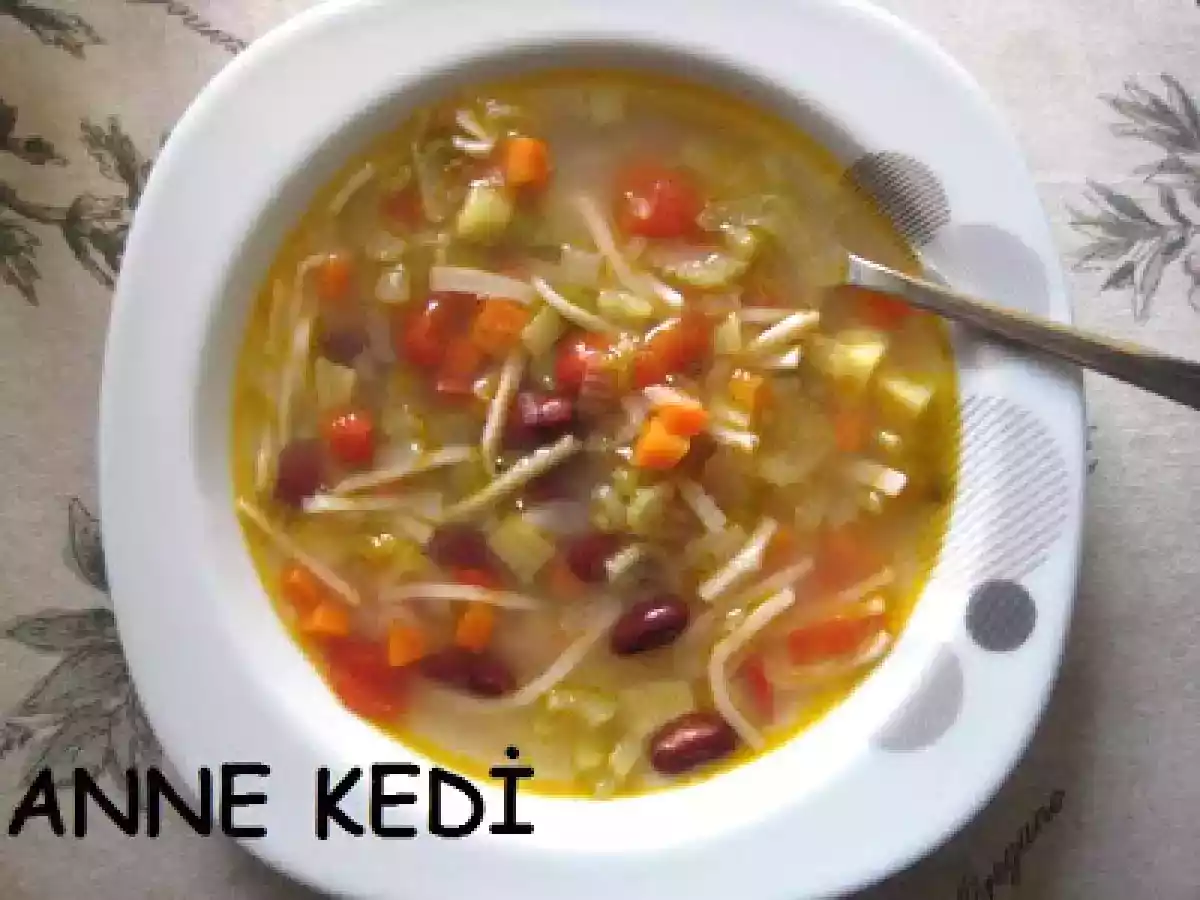 Minestrone Çorbası / Sebzeli İtalyan Çorbası