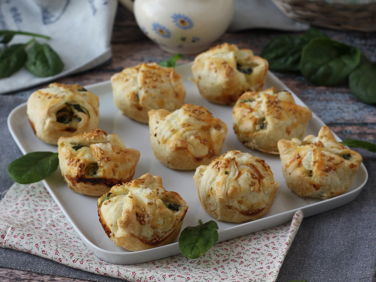 Mini ıspanaklı ve keçi peynirli puf börekleri