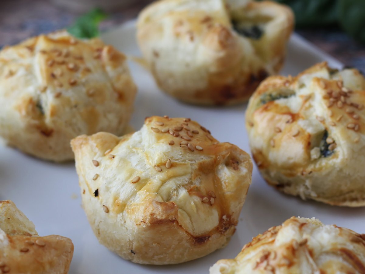 Mini ıspanaklı ve keçi peynirli puf börekleri - fotoğraf 2