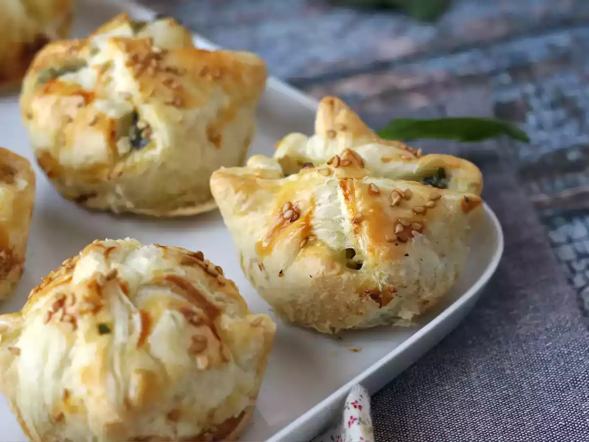 Mini ıspanaklı ve keçi peynirli puf börekleri - fotoğraf 7