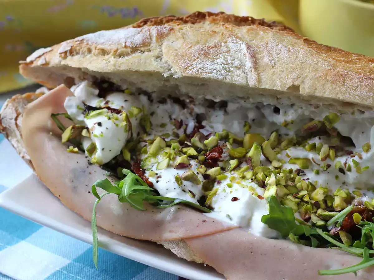 Mortadella ve burrata peynirli gurme İtalyan sandviçi - fotoğraf 3