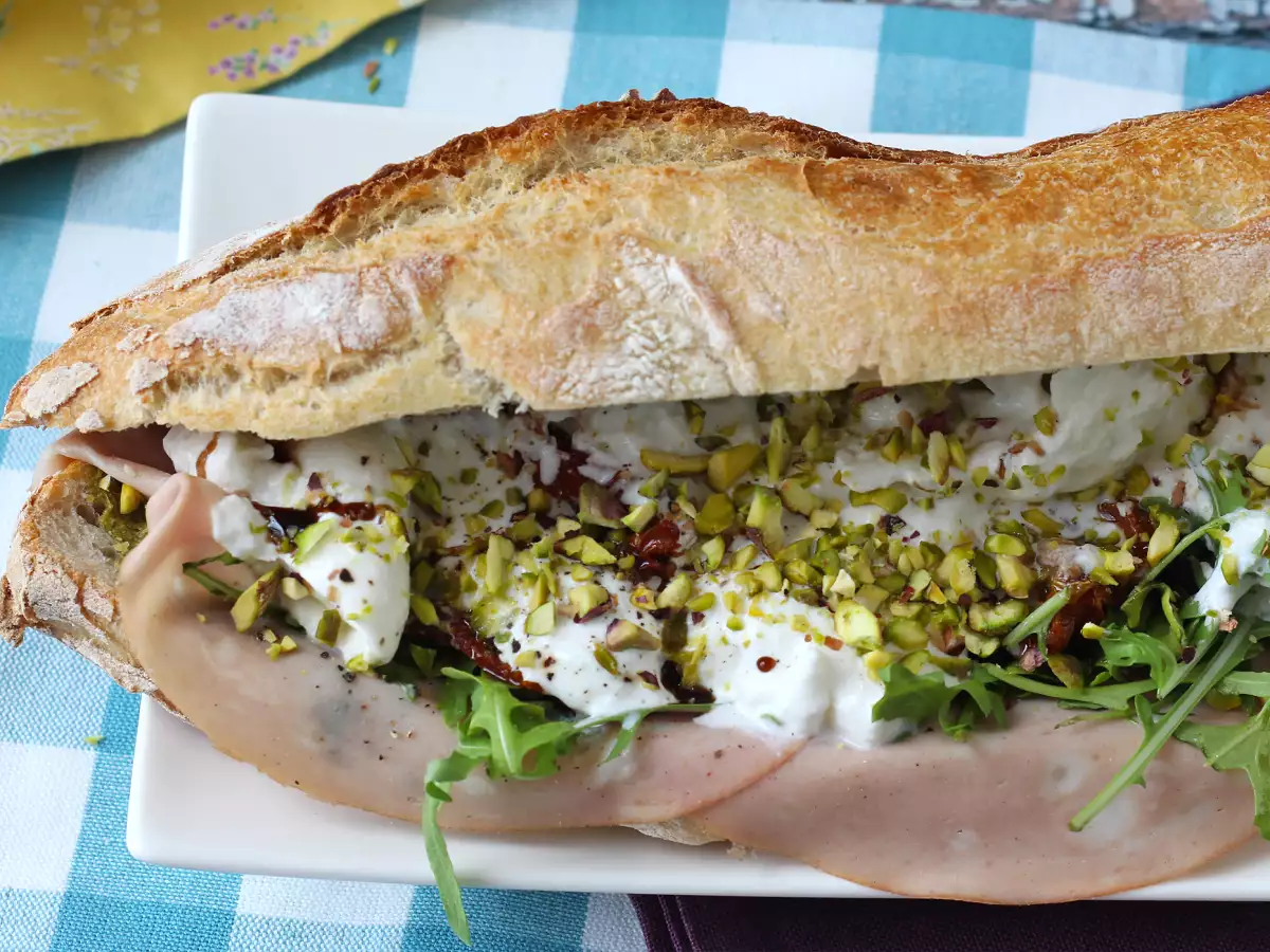 Mortadella ve burrata peynirli gurme İtalyan sandviçi - fotoğraf 4