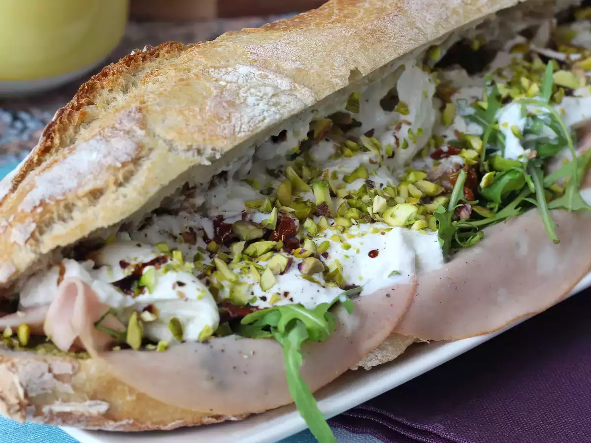 Mortadella ve burrata peynirli gurme İtalyan sandviçi - fotoğraf 5