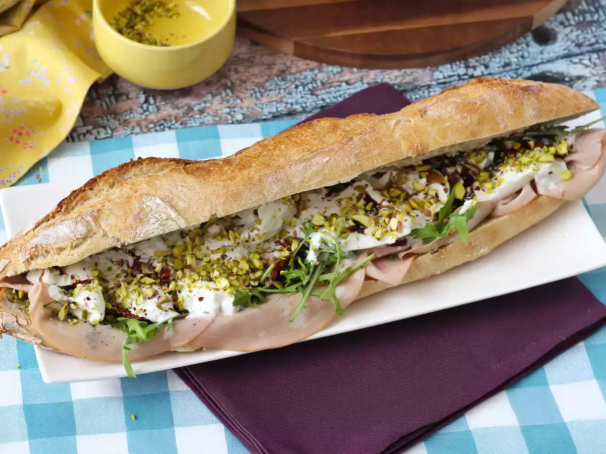 Mortadella ve burrata peynirli gurme İtalyan sandviçi - fotoğraf 6