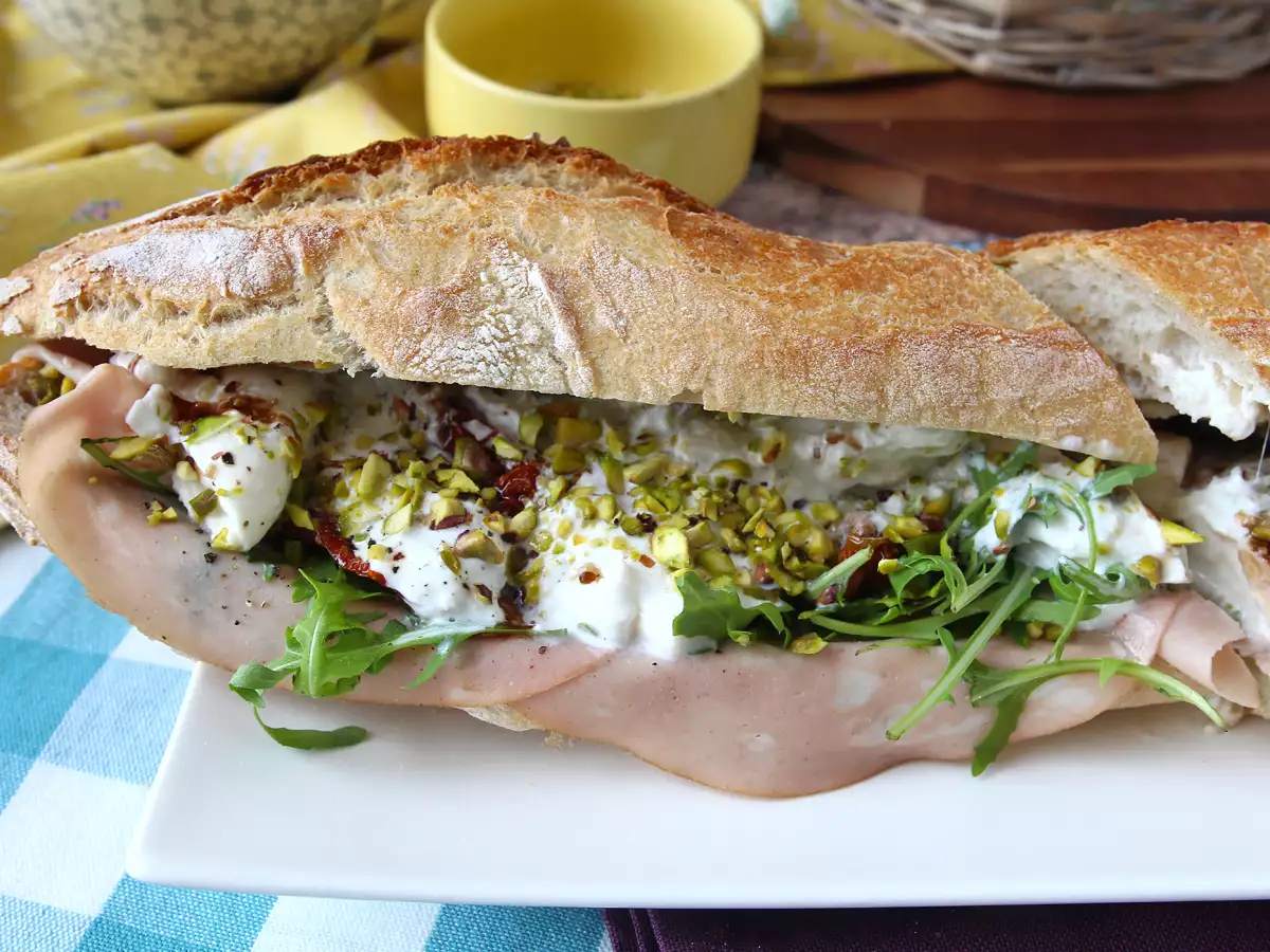Mortadella ve burrata peynirli gurme İtalyan sandviçi - fotoğraf 7