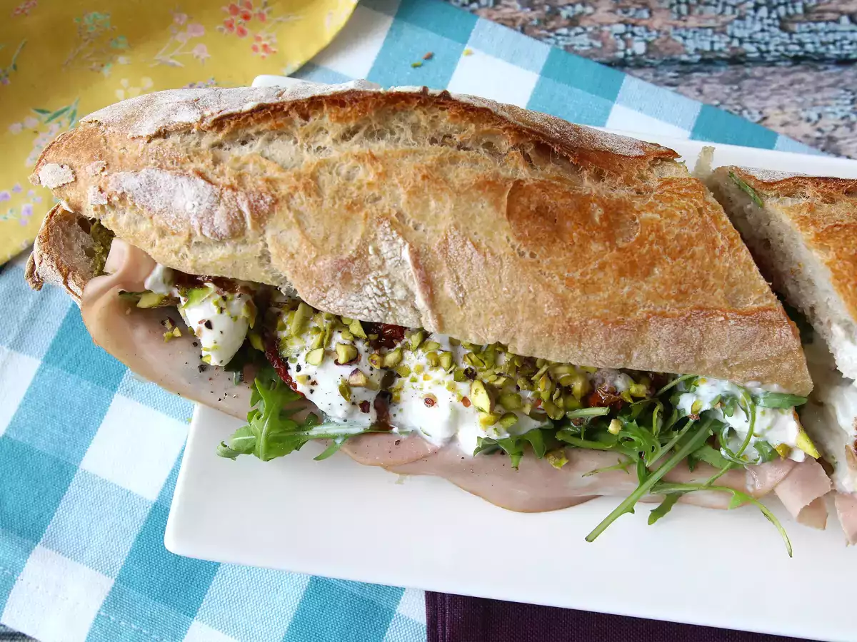 Mortadella ve burrata peynirli gurme İtalyan sandviçi - fotoğraf 8