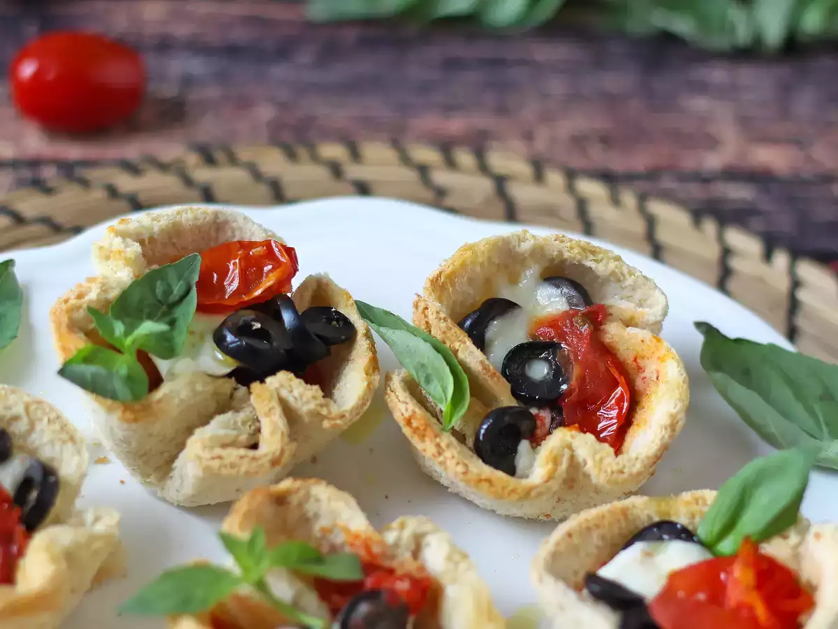 Mozzarella, çeri domates ve siyah zeytinli ekmek sepetleri