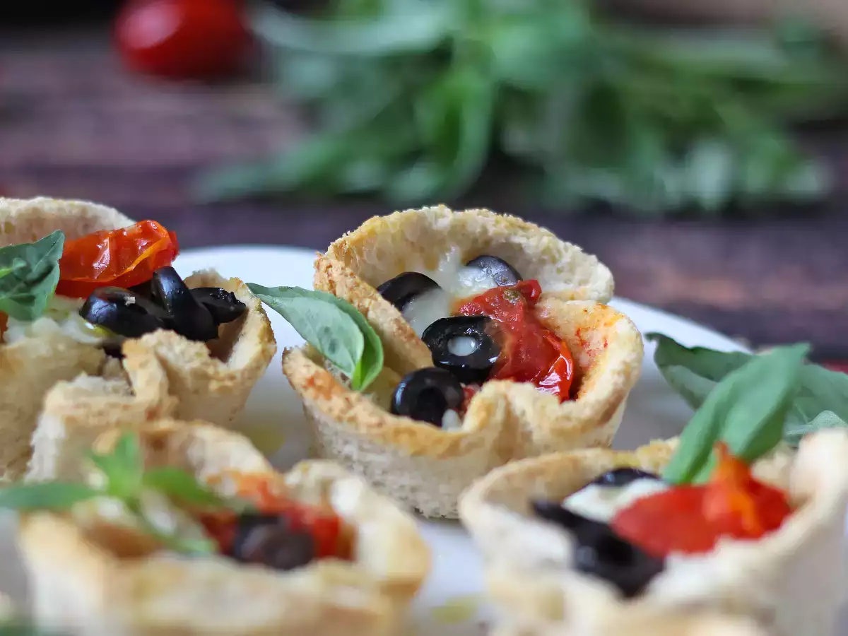 Mozzarella, çeri domates ve siyah zeytinli ekmek sepetleri - fotoğraf 2
