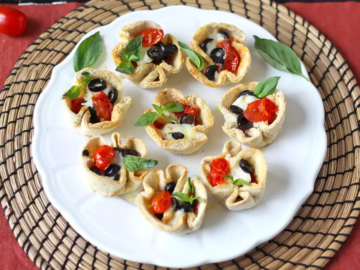 Mozzarella, çeri domates ve siyah zeytinli ekmek sepetleri - fotoğraf 3