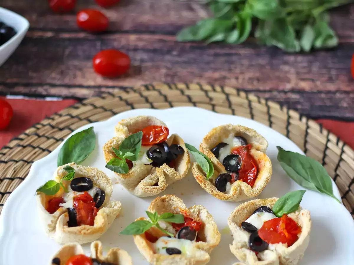 Mozzarella, çeri domates ve siyah zeytinli ekmek sepetleri - fotoğraf 6