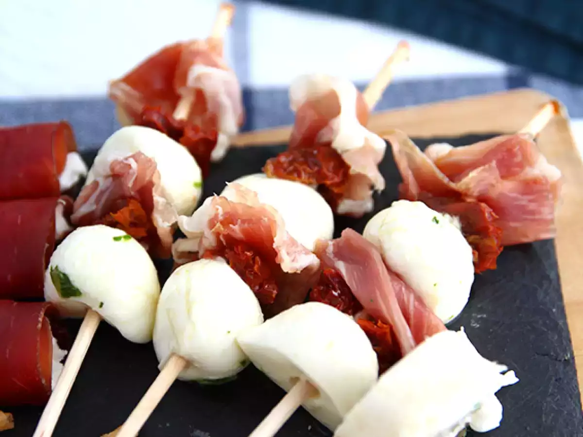 Mozzarella, kurutulmuş jambon ve güneşte kurutulmuş domates aperatif kebapları - fotoğraf 2