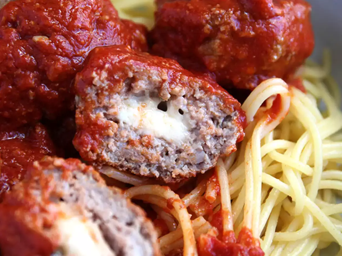 Mozzarella peyniri ile doldurulmuş dana köfte - fotoğraf 3