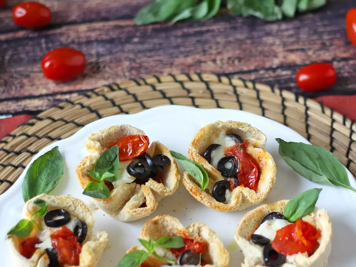 Mozzarellalı, çeri domatesli ve siyah zeytinli tost ekmeği sepetleri - fotoğraf 4