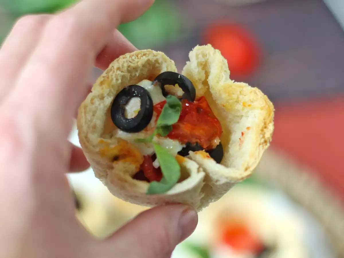 Mozzarellalı, çeri domatesli ve siyah zeytinli tost ekmeği sepetleri - fotoğraf 5