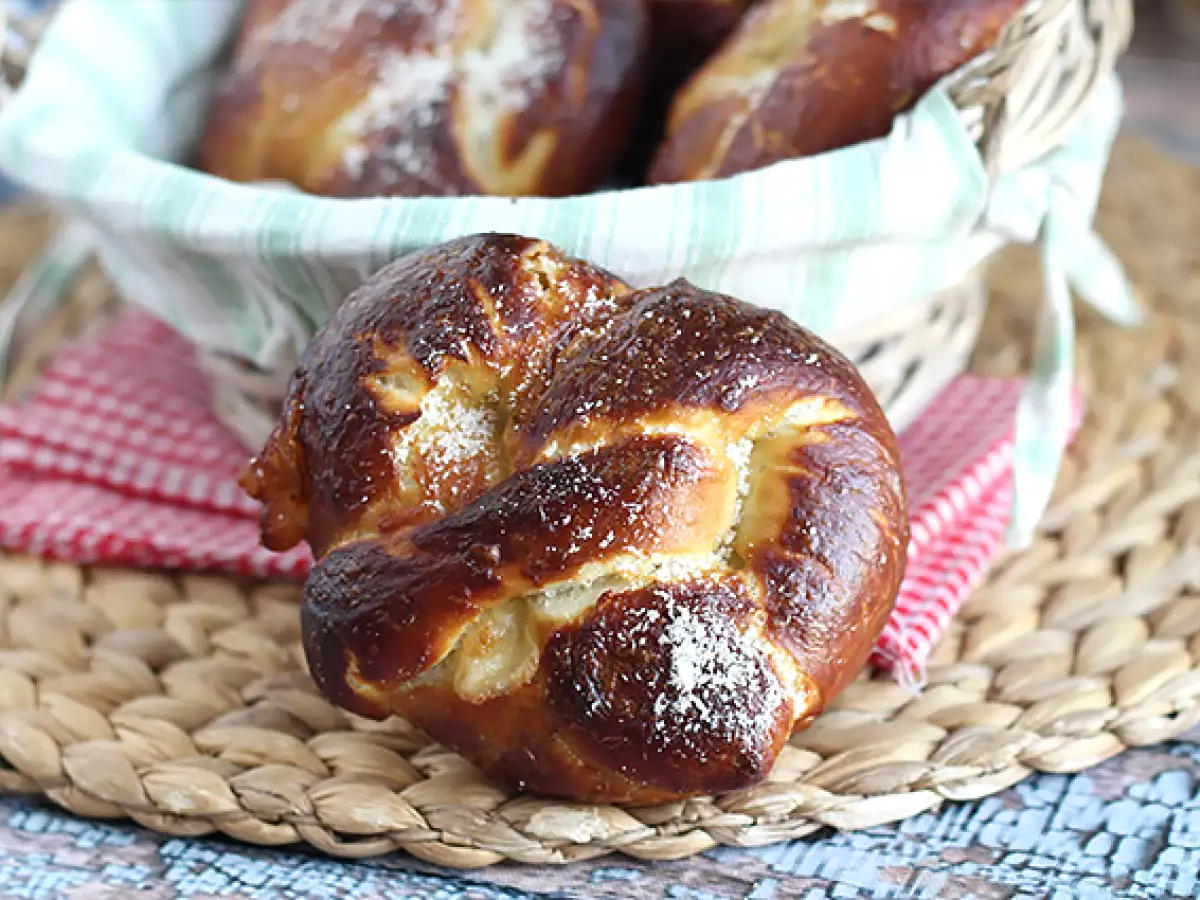 Mozzarellalı ve Biberiyeli Pretzel