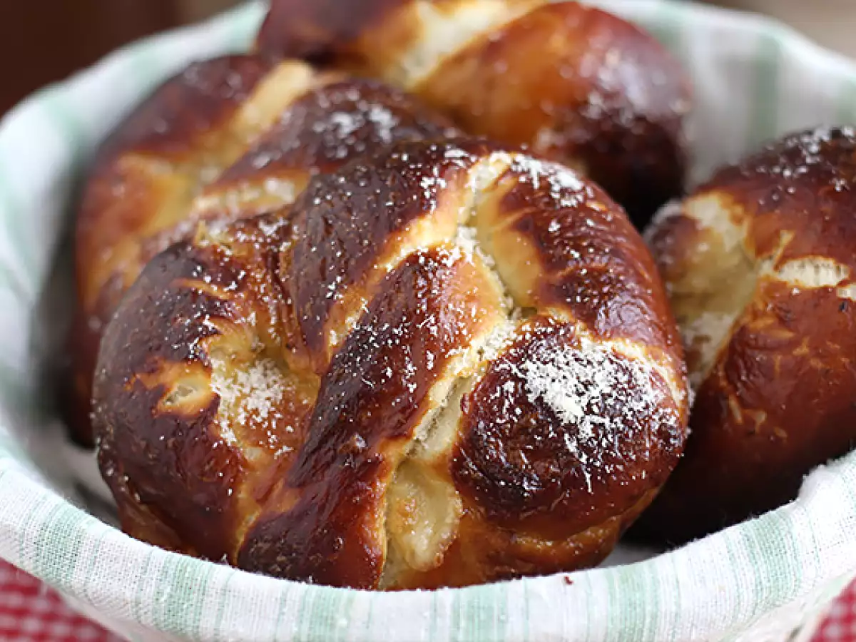 Mozzarellalı ve Biberiyeli Pretzel - fotoğraf 2