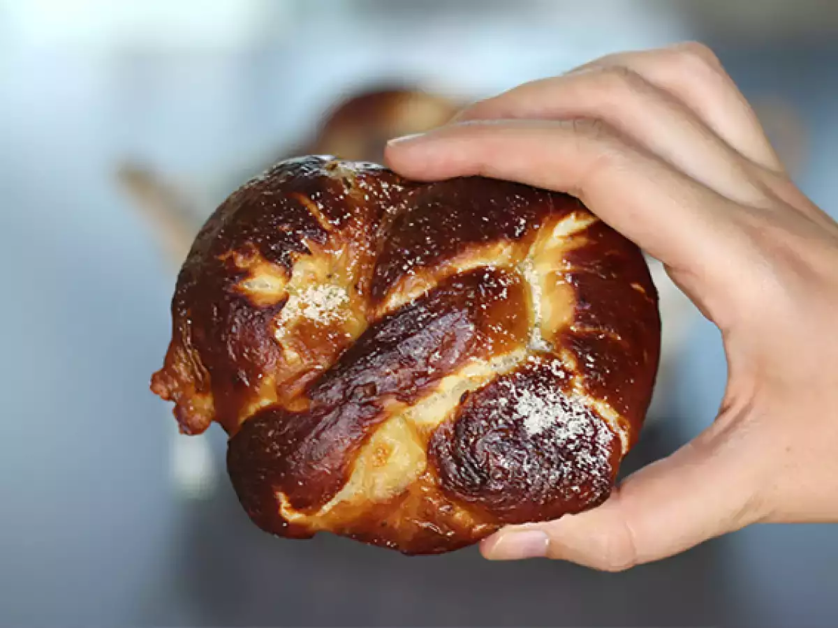 Mozzarellalı ve Biberiyeli Pretzel - fotoğraf 3