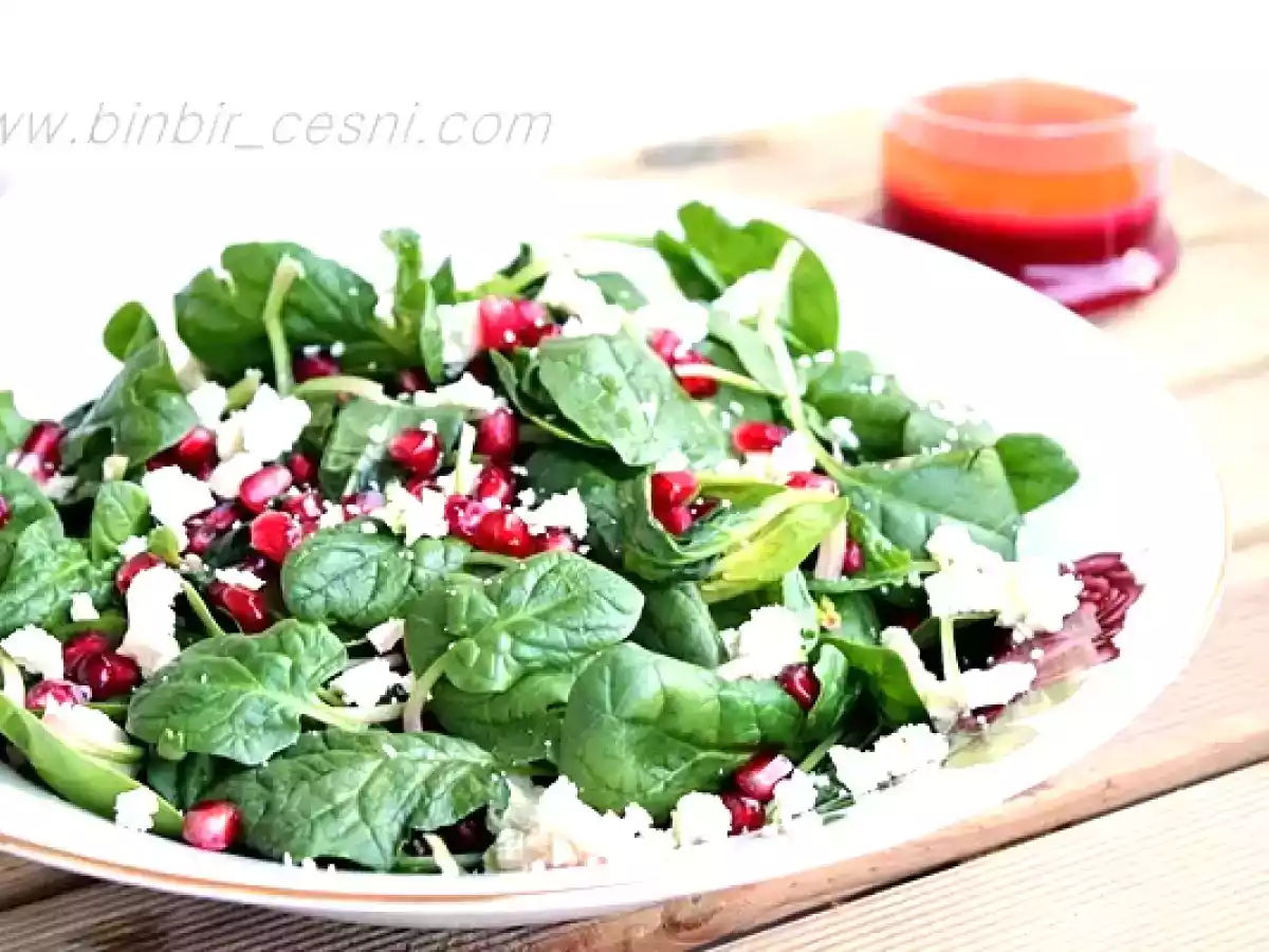 Nar ve Tulum Peynirli Kuzu Ispanak Salatası Tarifi