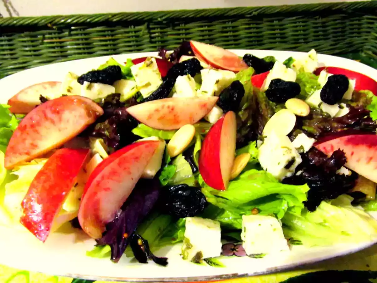NEKTARİNLİ SALATA, PEYNİRLİ KABAK BAYILDI