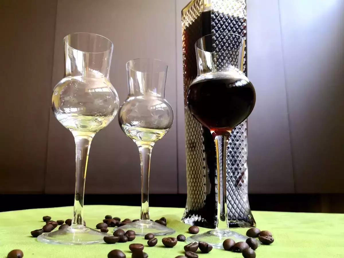 Nocino, evde yapmak için tarif ve malzemeler - fotoğraf 2